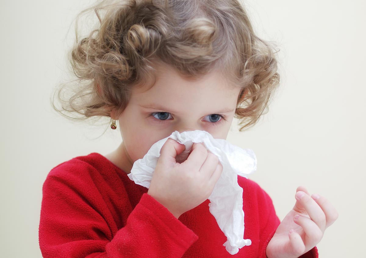 Носовые кровотечения 3 года. Носовое кровотечение у детей. Кровь изо носа ребенка.